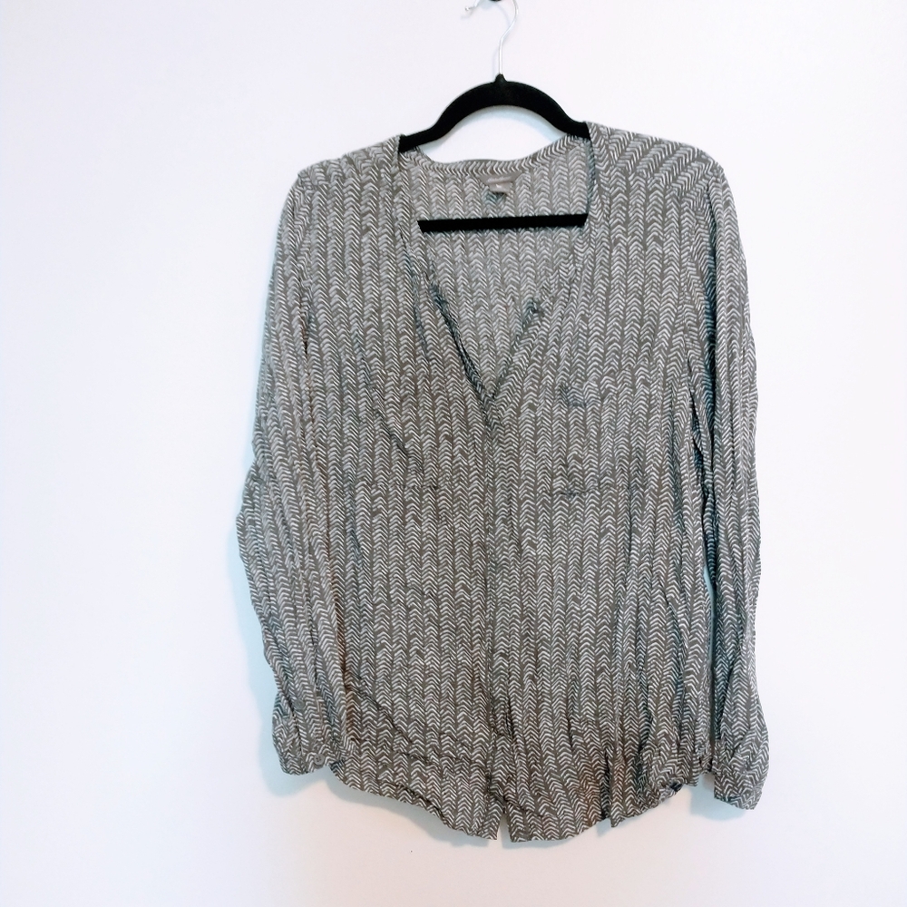 Eddie Bauer grey and white patterned long sleeve top with v neck size large